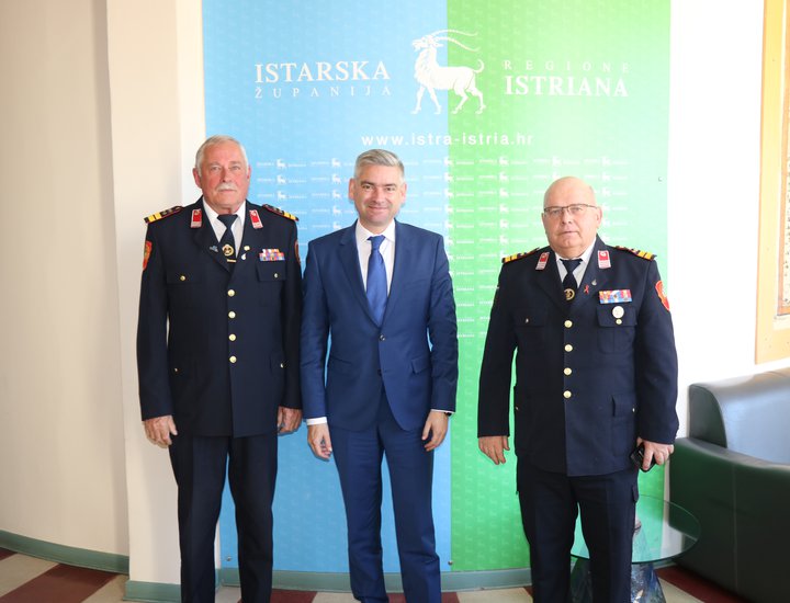 Il presidente Miletić ha ringraziato Klaudio Karlović per il suo grande contributo ai vigili del fuoco