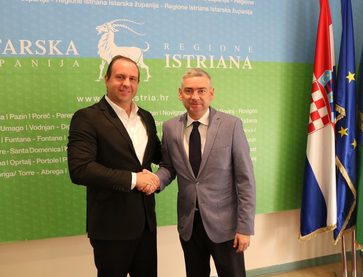 Il presidente della Regione Boris Miletić ha consegnato al sindaco di Gimino Željko Plavčić il contratto di cofinanziamento del doposcuola per gli alunni della scuola elementare